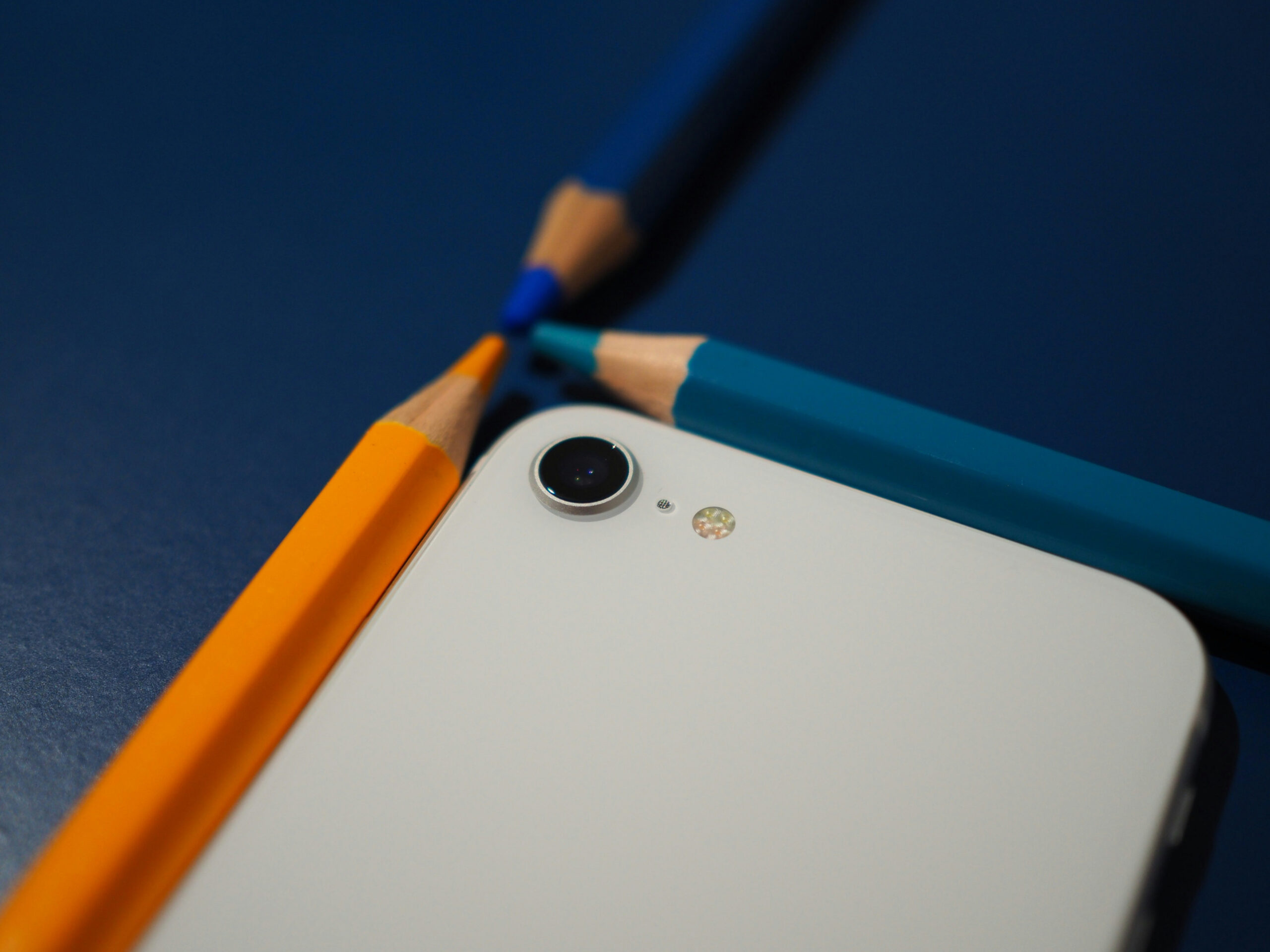 Hero image crayons smartphone